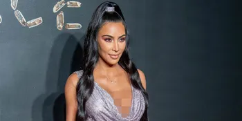 Kim Kardashian Pamer Foto Masa Kecil, Coba Tebak Mirip Siapa?