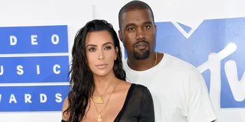 Kim Kardashian Pamer Foto Saat Kanye West Cium Baby Chicago