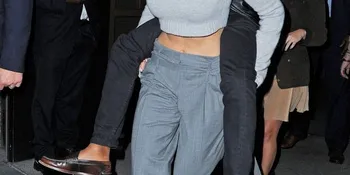 Kocak! Jennifer Lawrence Gendong Seorang Pria Setelah Pesta