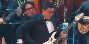 Kocak! Saat Steve Vai Main Gitar Sambil Memeluk Stephen Colbert