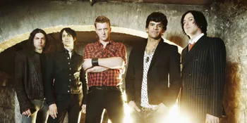 Kolaborasi Aneh Queens of The Stone Age Dengan Elton John