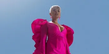 Kolaborasi Bareng Produser Grammy, DIRA Rilis Lagu Terbarunya 'Back In Time' yang Menyentuh!