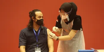 Kompak Jalani Vaksinasi Covid-19 Tahap Kedua, Dwi Sasono Mengaku Lapar Sementara Widi Mulia Ngantuk