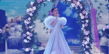 Kondangan, Syahrini Tampil Cantik Temani Reino Barack dan Papa Mertua