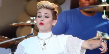 Konser di Las Vegas, Miley Cyrus Menangis di Panggung?