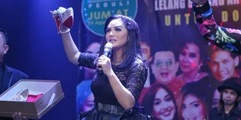 Konser Penggalangan Dana, Sepatu High Heels Krisdayanti Dilelang 6 Juta
