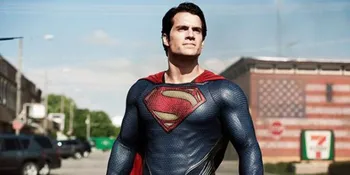 Kostum 'MAN OF STEEL' Bikin Susah Buang Air