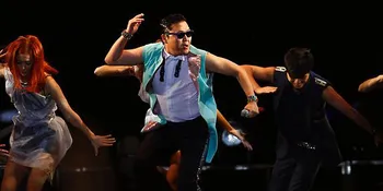 Kostum Panggung 'Gangnam Style' Dibuat Oleh Istri PSY?