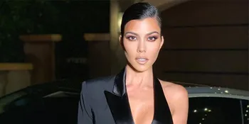 Kourtney Kardashian Nekat Pose Tanpa Busana Dalam Bathtub