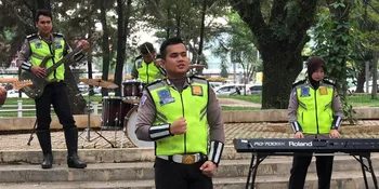 Kreatif! Polisi Tangsel Serukan Persatuan Lewat Karya Musik