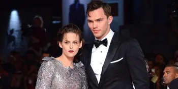 Kristen Stewart Gandeng Mantan Jennifer Lawrence di Red Carpet