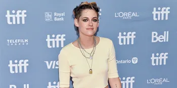 Kristen Stewart Tertangkap Gandeng Mesra Pacar Barunya, Dylan Meyer