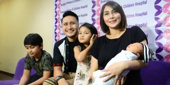 Kumandangkan Adzan di Telinga Anak, Arie Untung Teteskan Air Mata