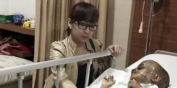 Kunjungi Anak Penderita Kanker, Demitha Tak Bisa Tahan Haru