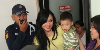 Kunjungi Angelina Sondakh, Sang Ayah Bawa 'Kasih'