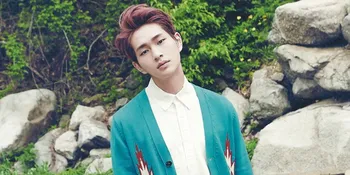 Kunjungi Bali, Onew SHINee Senyum Manis Pose Bareng Warga Lokal