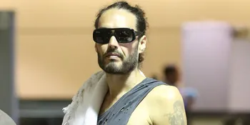 Kunjungi Irlandia, Russell Brand Dilempar Celana Dalam Wanita