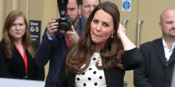 Kunjungi Skotlandia, Penampilan Kate Middleton Super Modis