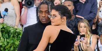 Kylie Jenner &#38; Travis Scott Ajak Stormi Webster Jalan-Jalan