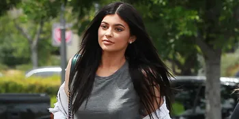 Kylie Jenner Mesra Manja ke Travis Scott Saat Rayakan Paskah Bareng Stormi