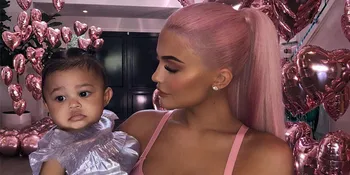 Kylie Jenner Pamer Kemiripan Stormi Webster &#38; Dirinya Saat Masih Bayi