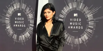 Kylie Jenner Ternyata Seumuran Dengan Ibunya, Percaya?