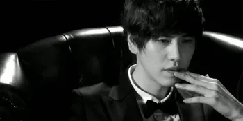 Kyuhyun SuJu vs Boneka, Lebih Cute Mana?