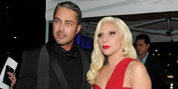 Lady Gaga Tampar Taylor Kinney di Ciuman Pertama Mereka