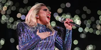 Lady Gaga Terjun Dari Atap Stadion di Halftime Super Bowl 2017