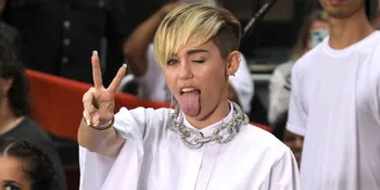 Lagi, Ayah Miley Cyrus Akui Tak Permasalahkan Aksi Putrinya