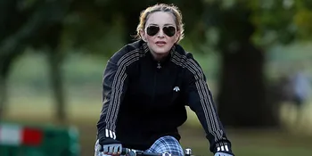 Lagi Enak Bersepeda, Madonna Malah Enggak Sadar Celananya Melorot