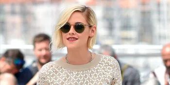 Lagi, Kristen Stewart Gandeng Mesra Tangan Alicia di Bandara