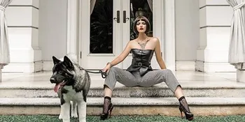 Lagi Liburan ke Bali, Nia Ramadhani Nangis di Pundak Ardi Bakrie Gara-gara Kangen Anjing Peliharaan