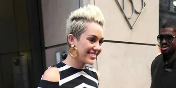 Lagi, Miley Cyrus Sebar Foto Nyaris Bugil di Kamar Mandi!