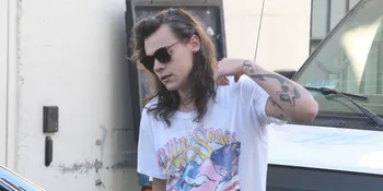 Lagi Ramai Dibahas, Harry Styles Jatuh Cinta Dengan Cewek Ini?