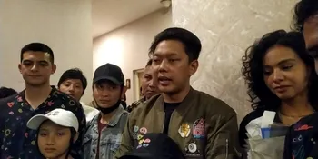 Lagi Tour di Malang, Pemain 'LARA ATI' Takziah ke Rumah Cak Sapari