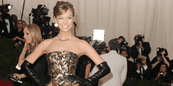 Lagi Trend, Karlie Kloss Juga Ikutan Nip Slip!