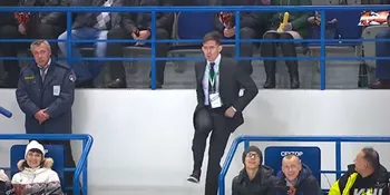 Lagu Michael Jackson Diputar, Petugas Ini Langsung Lincah Menari