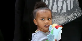 Lama Tak Muncul, North West Makin Cantik Pakai Baju Balet Pink
