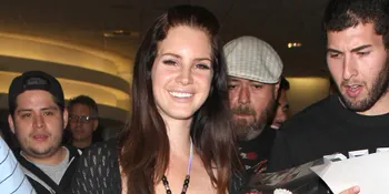 Lana Del Rey Resmi Bertunangan Dengan Barrie-James O’Neil