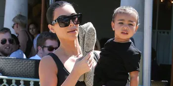 Langka! North West Akhirnya Tebar Senyuman Pada Dunia