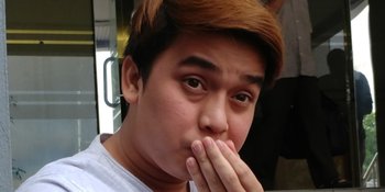 Lanjutkan Tradisi Mendiang Olga, Billy Syahputra Bagi-Bagi THR di Idul Fitri