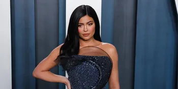 Lapar Malam, Kylie Jenner Masak Mie Instan Pakai Telur Kayak Kita-Kita