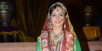 Lavina Tandon 'Ratu Rukaiyya' Pamer Paha Bak Jolie, Menggoda