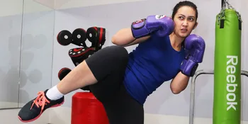 Lawan Dua Pria, Nafa Urbach Menang K.O