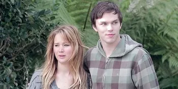 Lawrence - Hoult Jadi Pasangan Seleb Putus Nyambung Terbaru