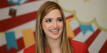 Lebaran Ala Keluarga Nia Ramadhani, Open House - Bikin Baju Kembar