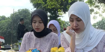 Lebaran Pertama Tanpa Dante, Tamara Tyasmara Tak Kuat Tahan Air Mata di Makam Sang Putra