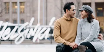 Lebih dari 1 Dekade, Ini 9 Potret Kemesraan Darius Sinathrya &#38; Donna Agnesia yang Romantis bak Masih Pacaran