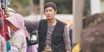 Lee Byung Hun Soal Kenangan Berakting di Drama 'OUR BLUES', Merasa Spesial Berperan Jadi Anak Kim Hye Ja